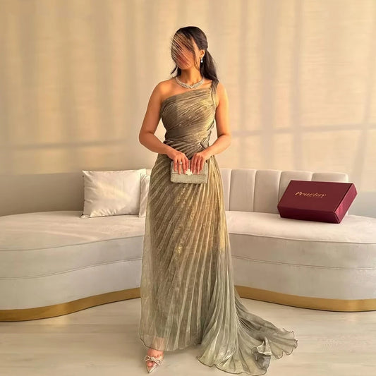 فستان سهرة ذهبي أنيق بلمعة فاخرة وتصميم جذاب