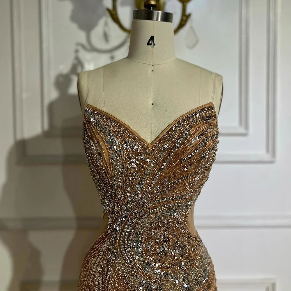 فستان سهرة فخم بترتر ولمسات براقة مع شق جانبي