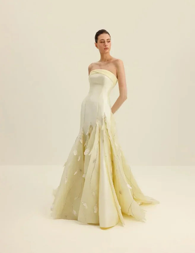 فستان ساحر بتدرج داكن مع أزهار فاخرة