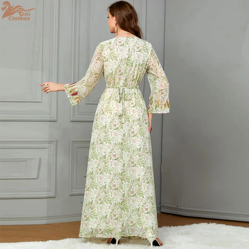 جلابية مزهرة بألوان باهية وتصميم أنيق
