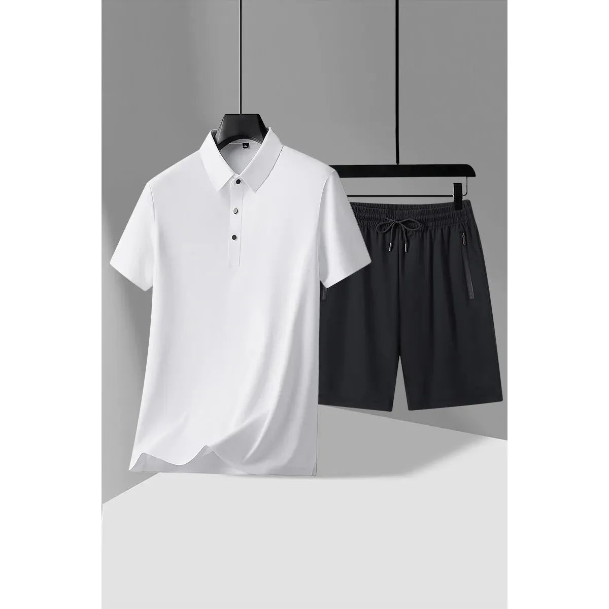 طقم قميص أبيض أنيق غير رسمي وشورت داكن: أسلوب متعدد الاستخدامات