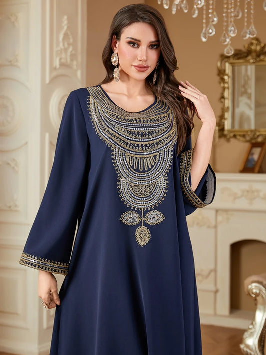 جلابية كحلية فاخرة بتطريز ذهبي تقليدي بنقوش ملكية جذابة