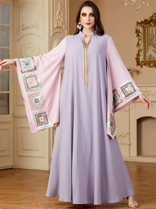 جلابية بنفسجية ناعمة بأكمام مطرزة ولمسة فنية فاخرة
