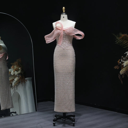 فستان سهرة مرصع بفيونكة وردية بتصميم راقٍ يلفت الأنظار