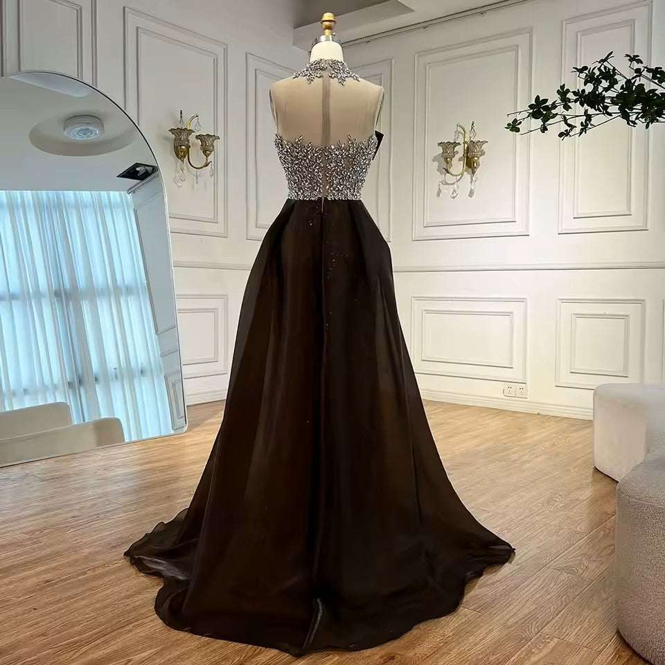 فستان فاخر بتصميم متألق وتفاصيل لامعة