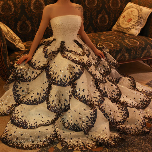 فستان ملكي فاخر بطبقات زهرية مرصعة بالكريستال والتطريز البراق