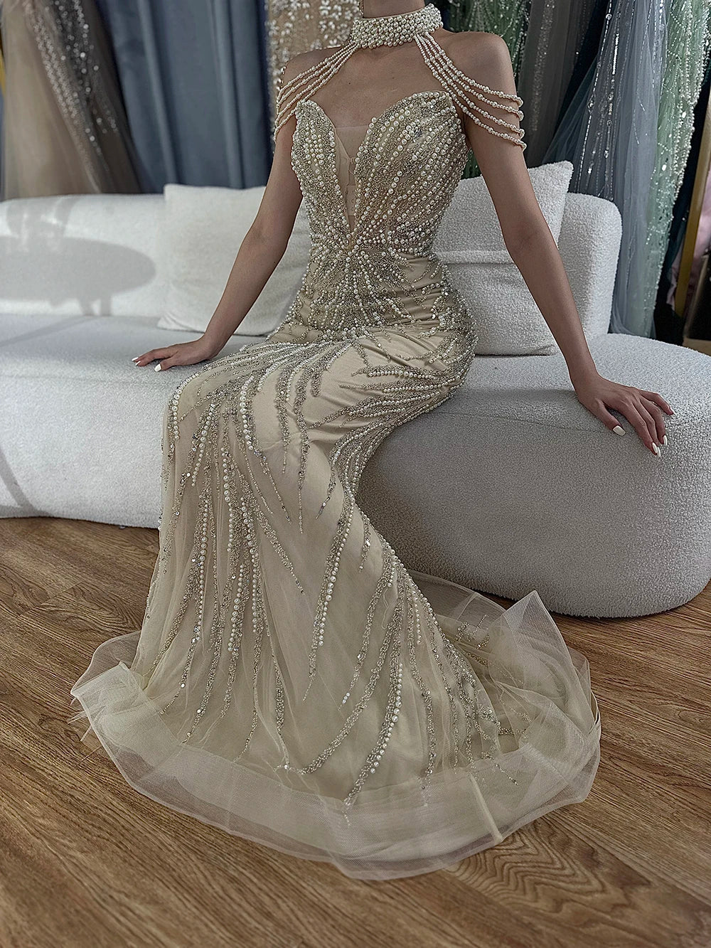 فستان سهرة مع تصميم ضيق وزخارف راقية