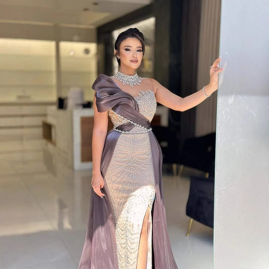 فستان فاخر بتصميم متألق وتفاصيل لامعة