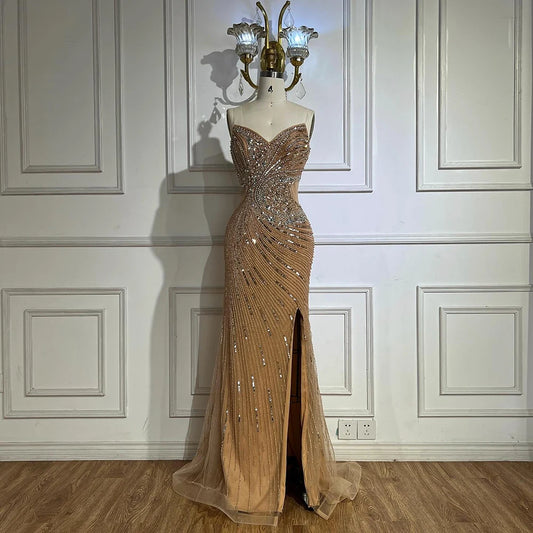 فستان سهرة فخم بترتر ولمسات براقة مع شق جانبي