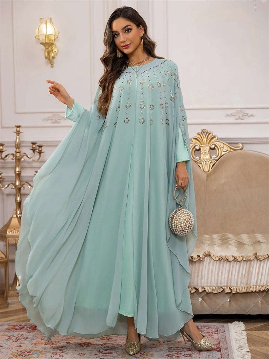 جلابية بطبقات انسيابية وتطريز ذهبي فاخر