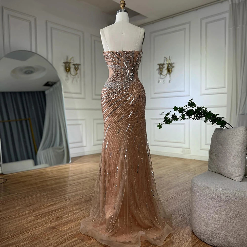 فستان سهرة فخم بترتر ولمسات براقة مع شق جانبي