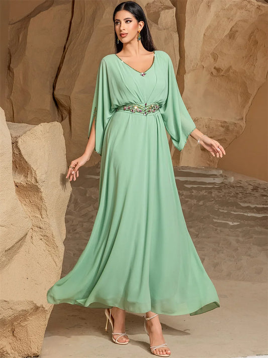 جلابية بلون الزمرد الناعم بتطريز فاخر وقصة انسيابية ساحرة