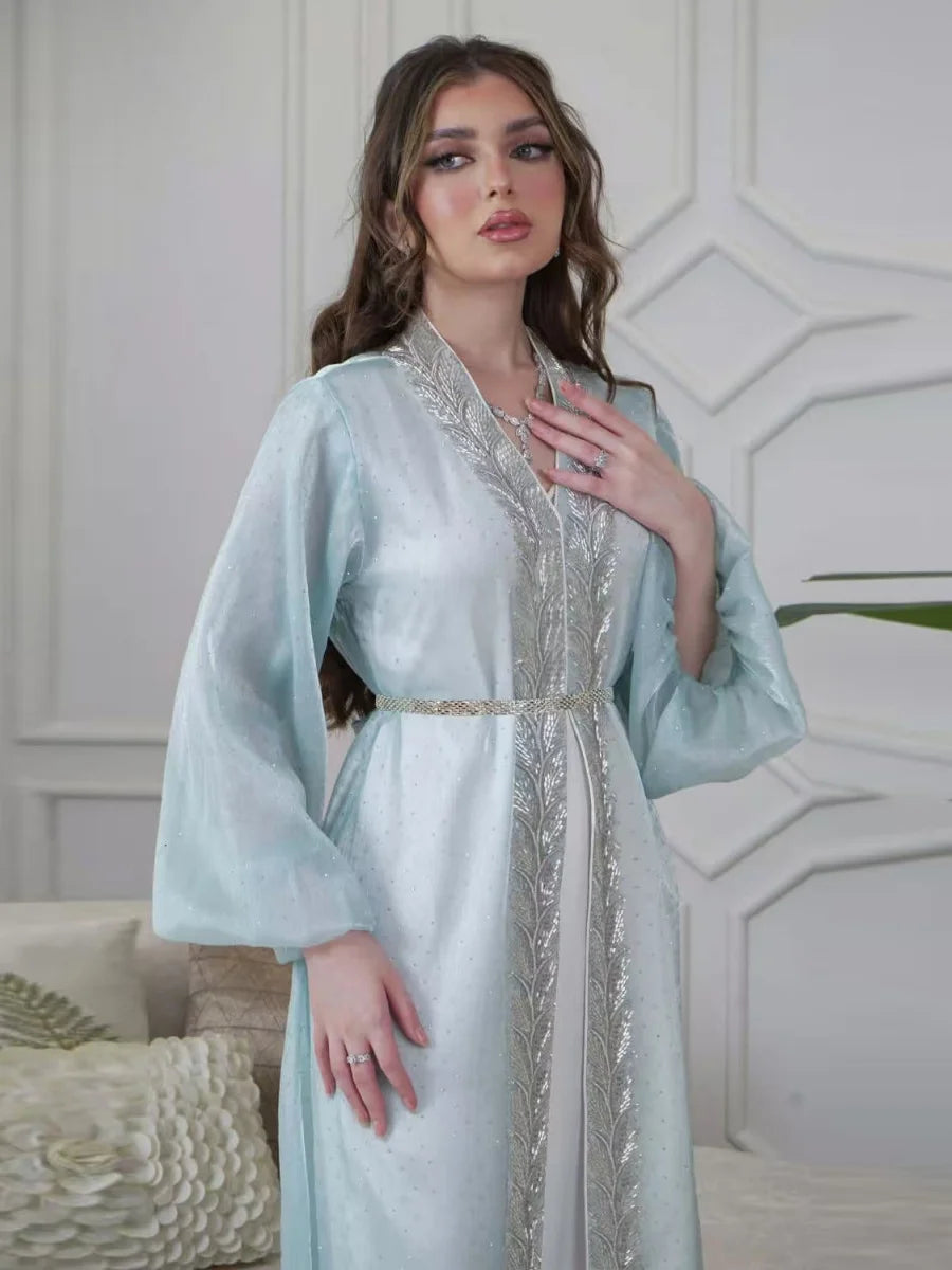 جلابية بلون الثلج الفاتح بتطريز فضي فاخر ولمسة أنثوية راقية