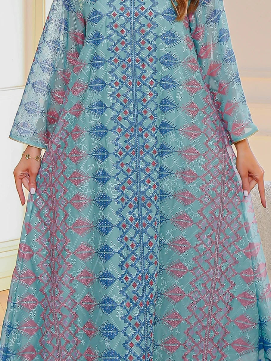 جلابية عصرية بألوان مبهجة وزخارف فنية