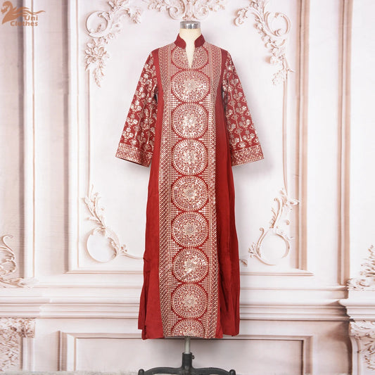 أنوثة الطراز: جلابية ساحرة بتفاصيل فنية رائعة