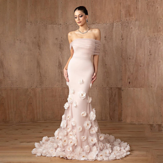 فستان "زهرة الربيع" بكتف مكشوف وتزيين بورود ناعمة