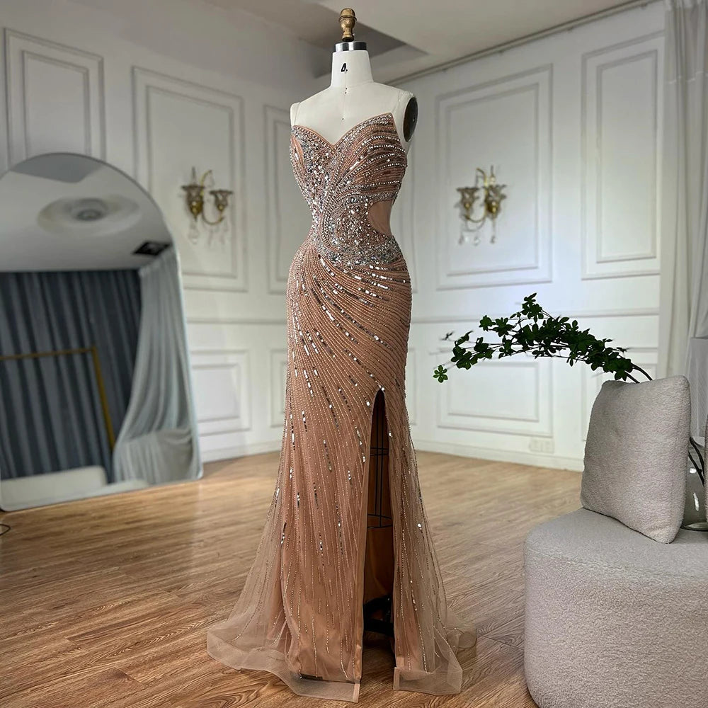 فستان سهرة فخم بترتر ولمسات براقة مع شق جانبي