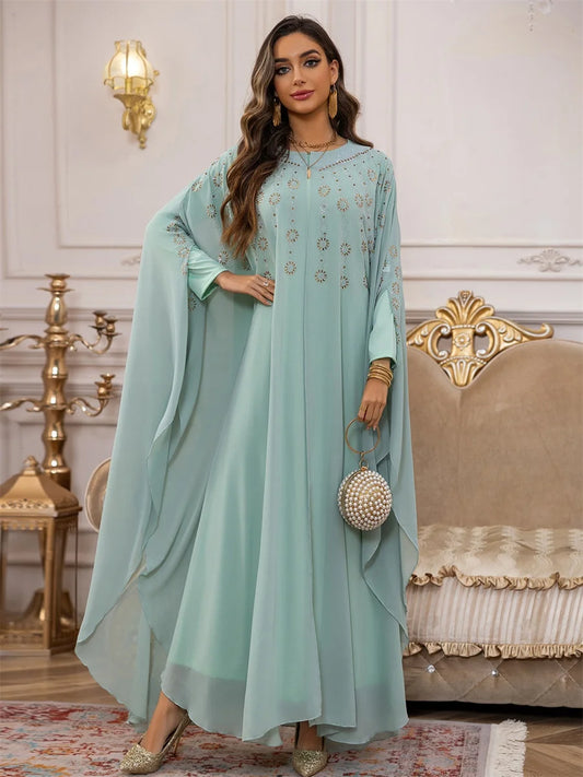 جلابية بطبقات انسيابية وتطريز ذهبي فاخر