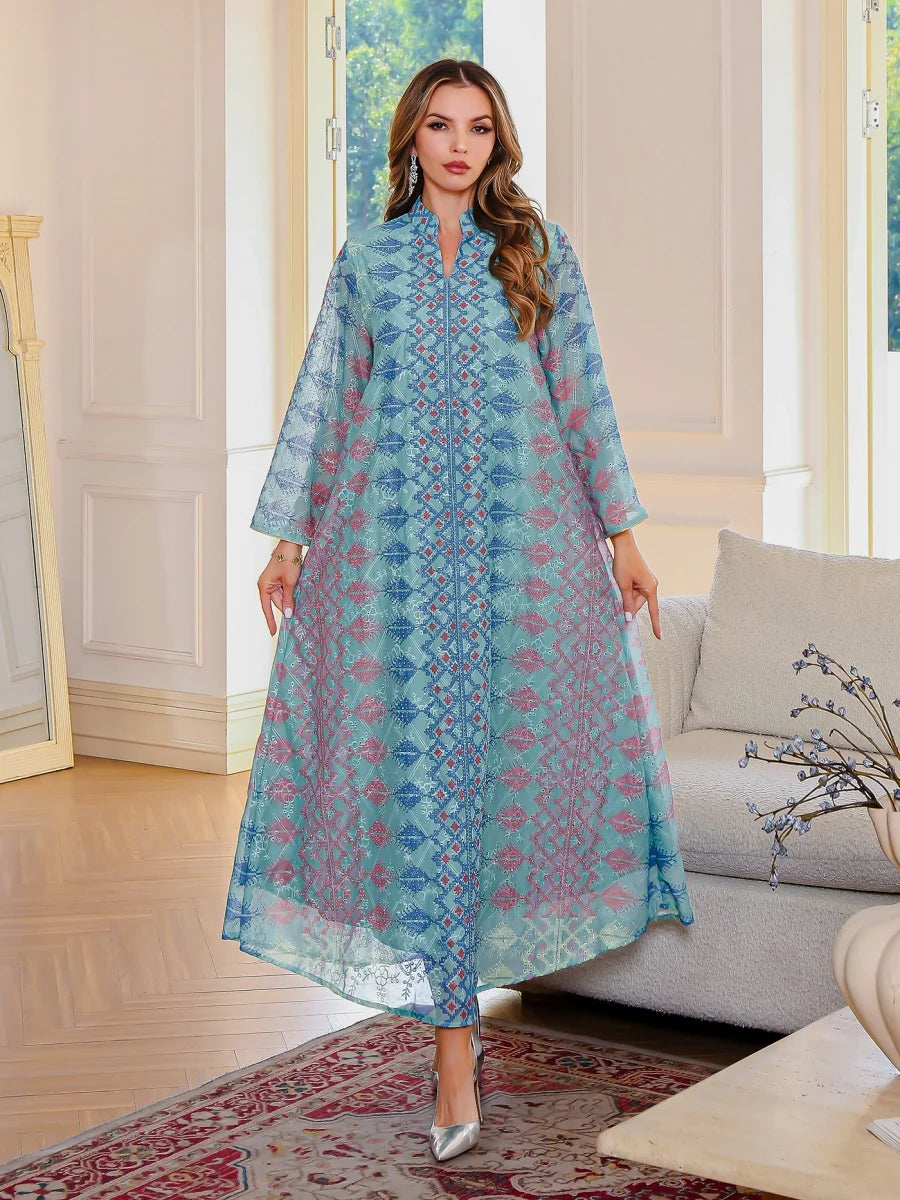 جلابية عصرية بألوان مبهجة وزخارف فنية