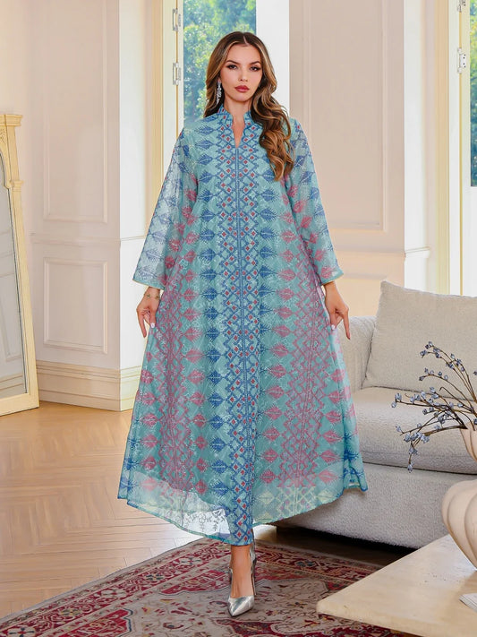 جلابية عصرية بألوان مبهجة وزخارف فنية