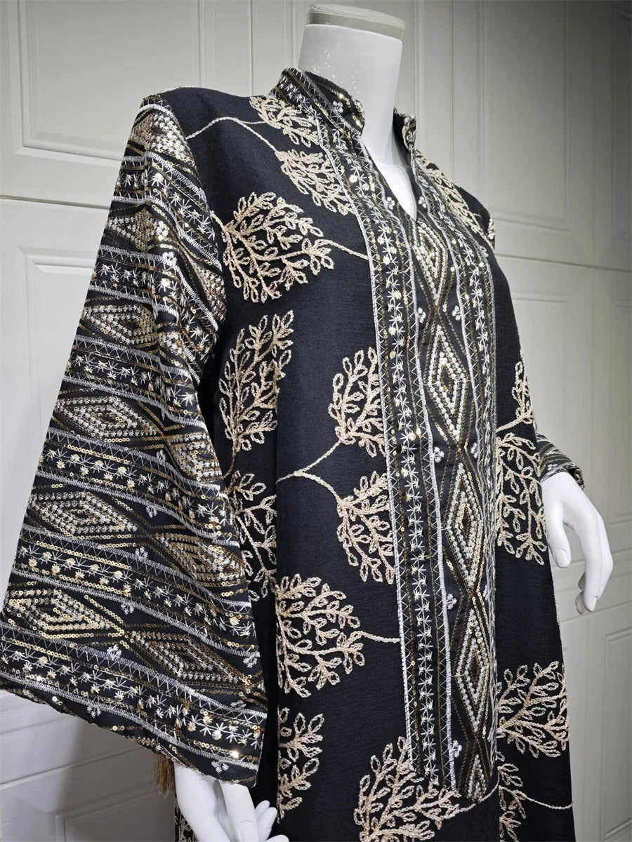 جلابية فاخرة بنقشة أوراق سوداء وتطريز شرقي فاخر