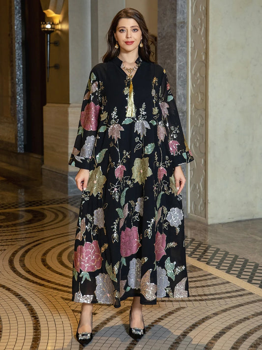 جلابية سوداء فاخرة مطرزة بالورود اللامعة