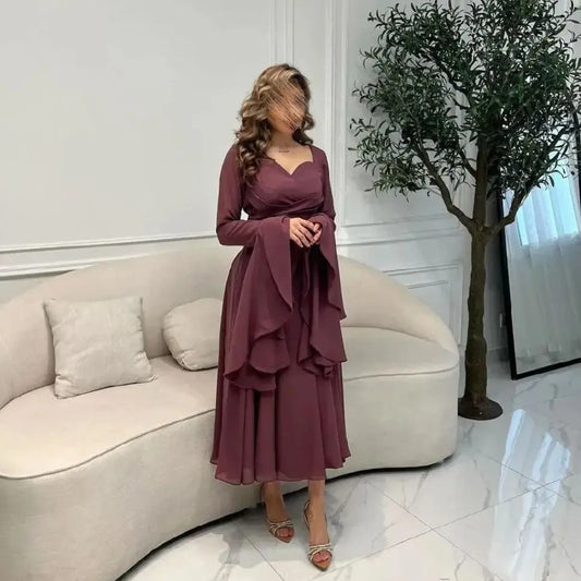 فستان أنيق بطبقات متعددة الطبقات وأكمام واسعة – لوني