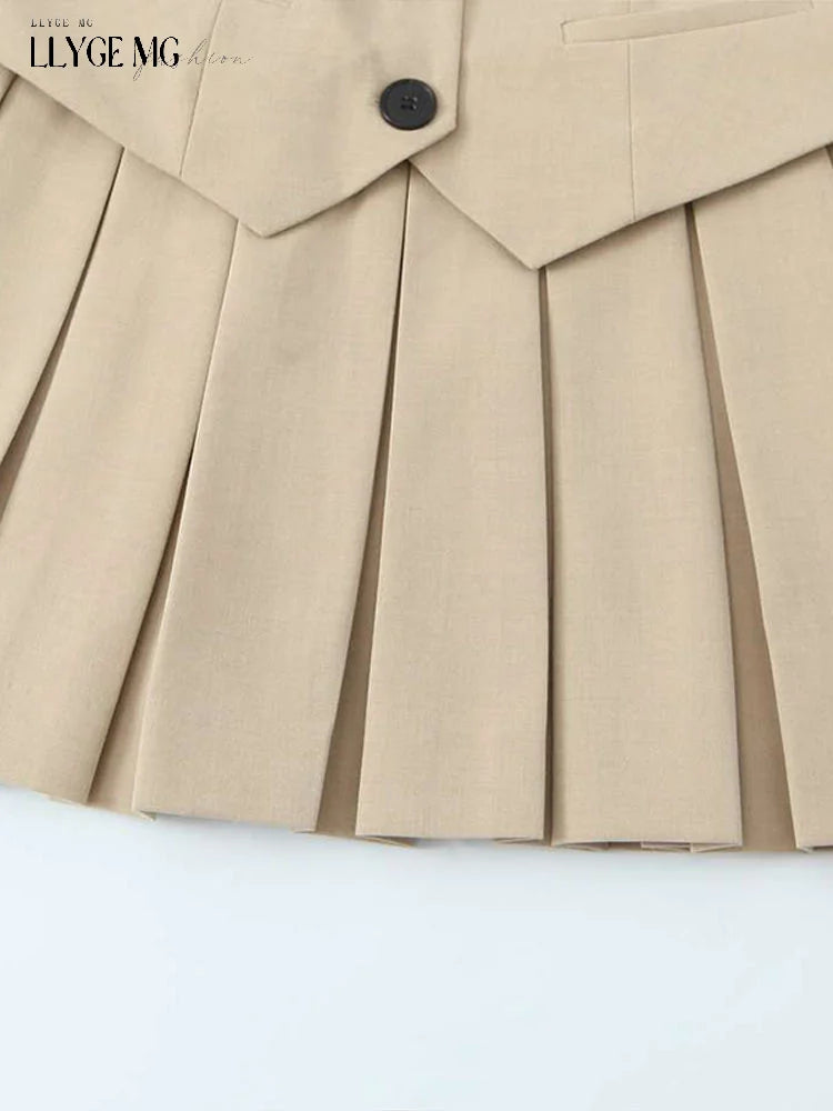 فستان بيج أنيق مع تنورة مطوية