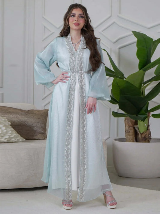 جلابية بلون الثلج الفاتح بتطريز فضي فاخر ولمسة أنثوية راقية