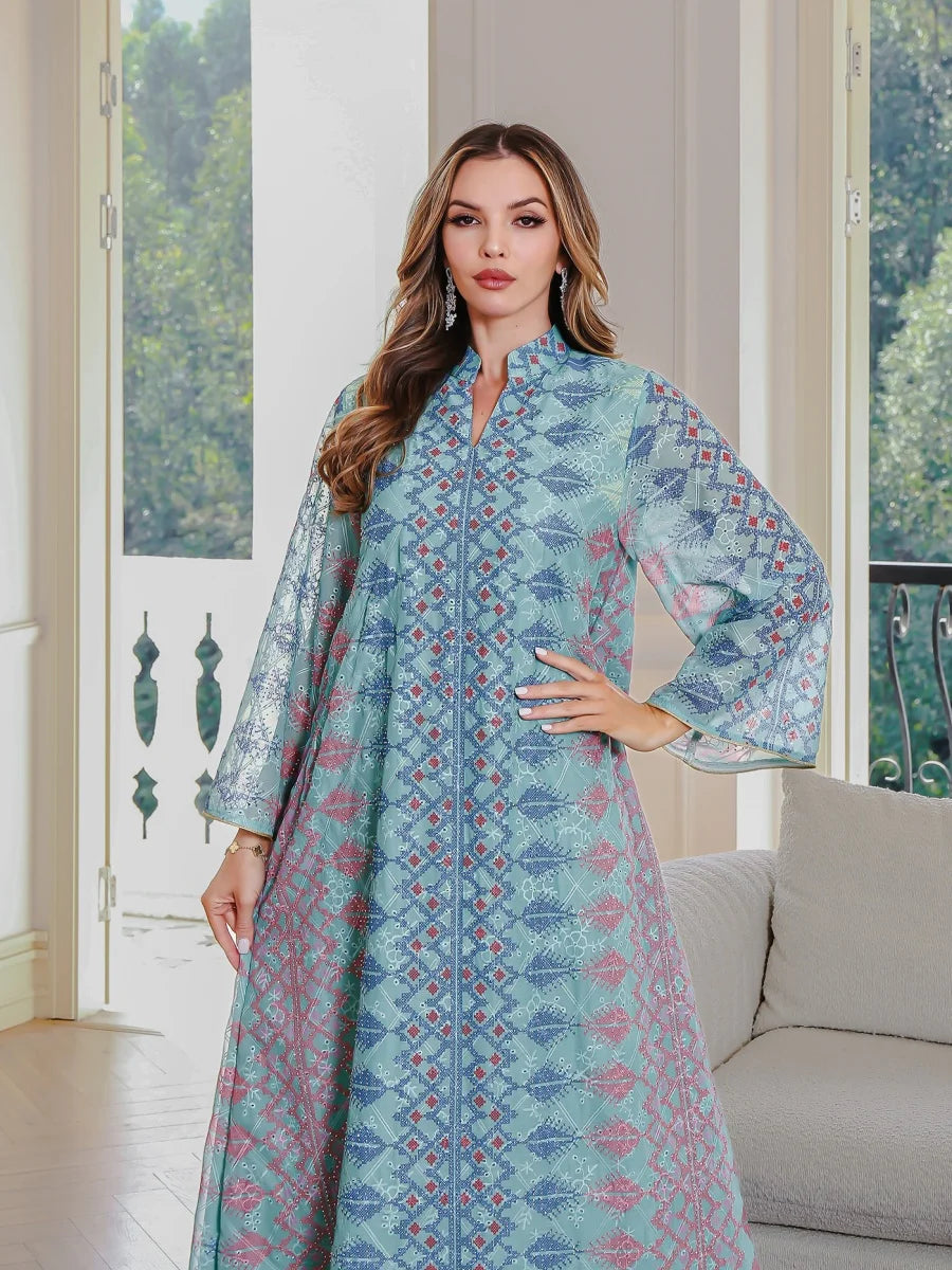 جلابية عصرية بألوان مبهجة وزخارف فنية