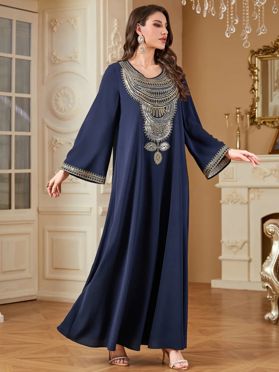 جلابية كحلية فاخرة بتطريز ذهبي تقليدي بنقوش ملكية جذابة