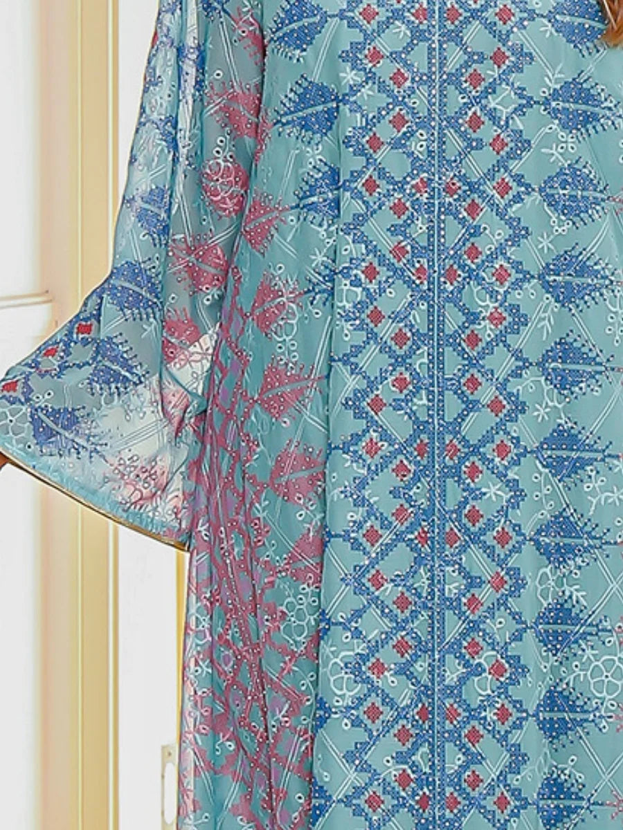 جلابية عصرية بألوان مبهجة وزخارف فنية