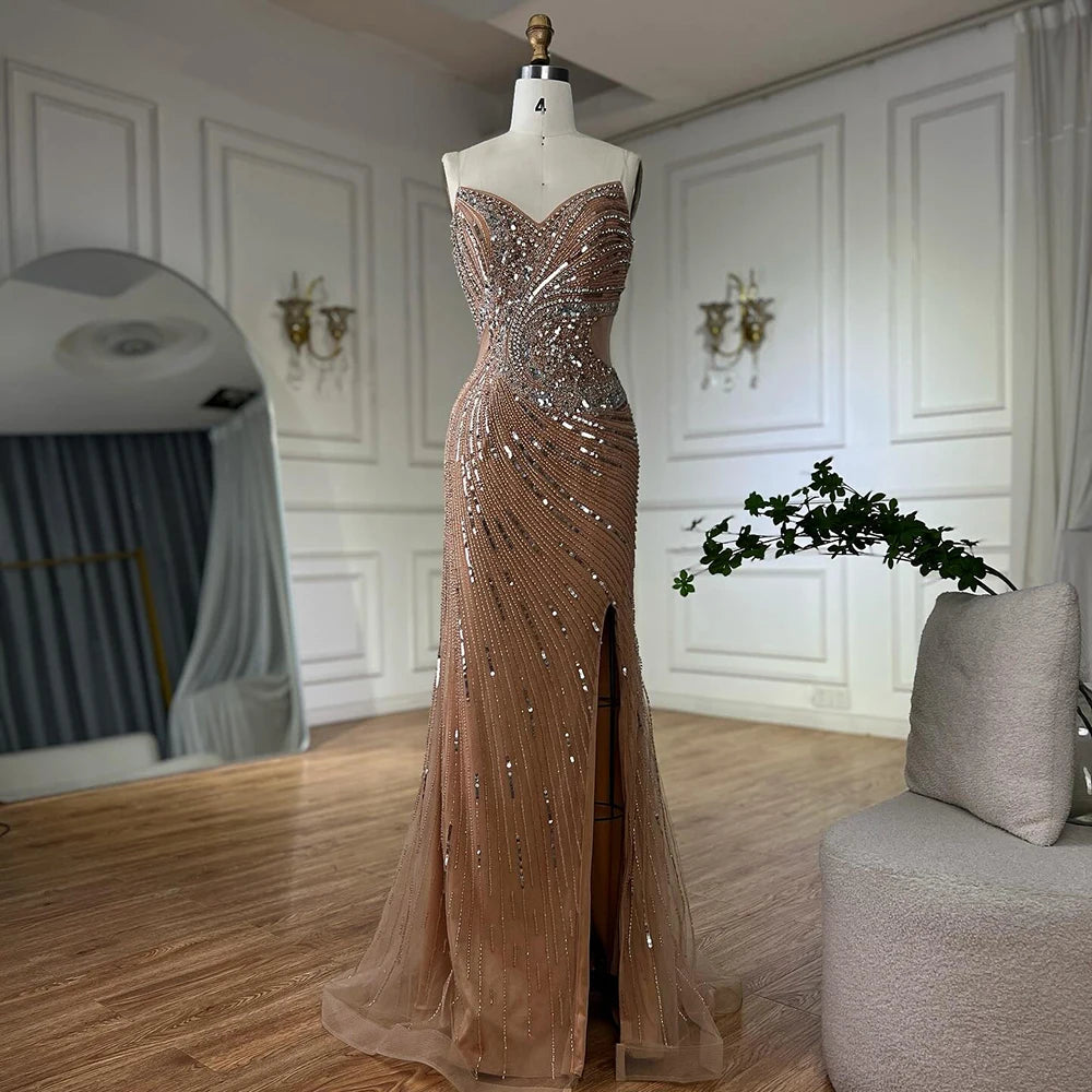 فستان سهرة فخم بترتر ولمسات براقة مع شق جانبي