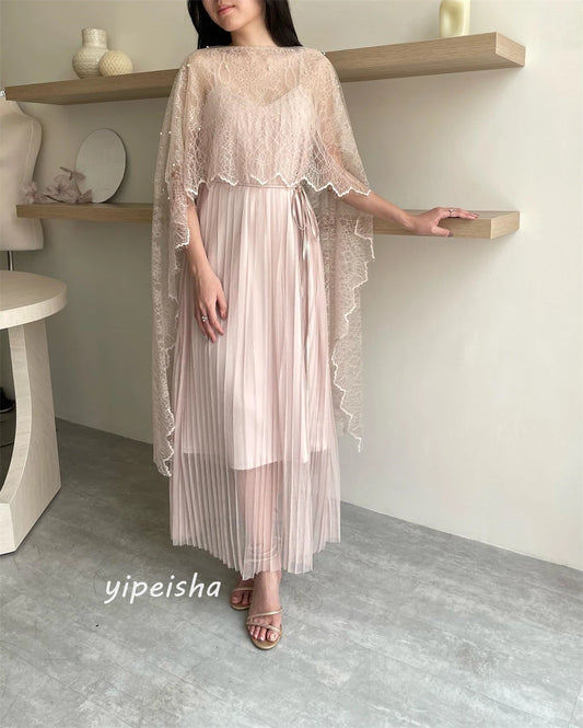 فستان وردي ناعم بكاب دانتيل وتفاصيل كسرات أنيقة