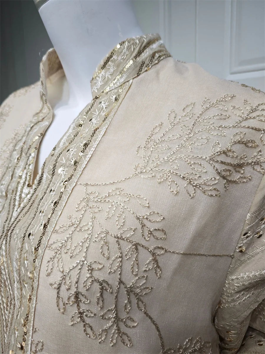 جلابية فاخرة بنقشة أوراق سوداء وتطريز شرقي فاخر