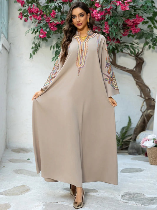 جلابية مطرزة بأكمام واسعة وتفاصيل شرقية أنيقة