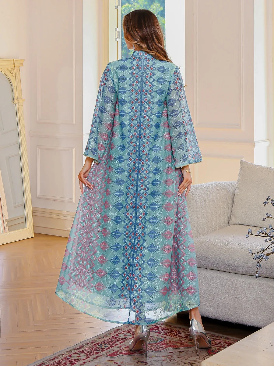 جلابية عصرية بألوان مبهجة وزخارف فنية