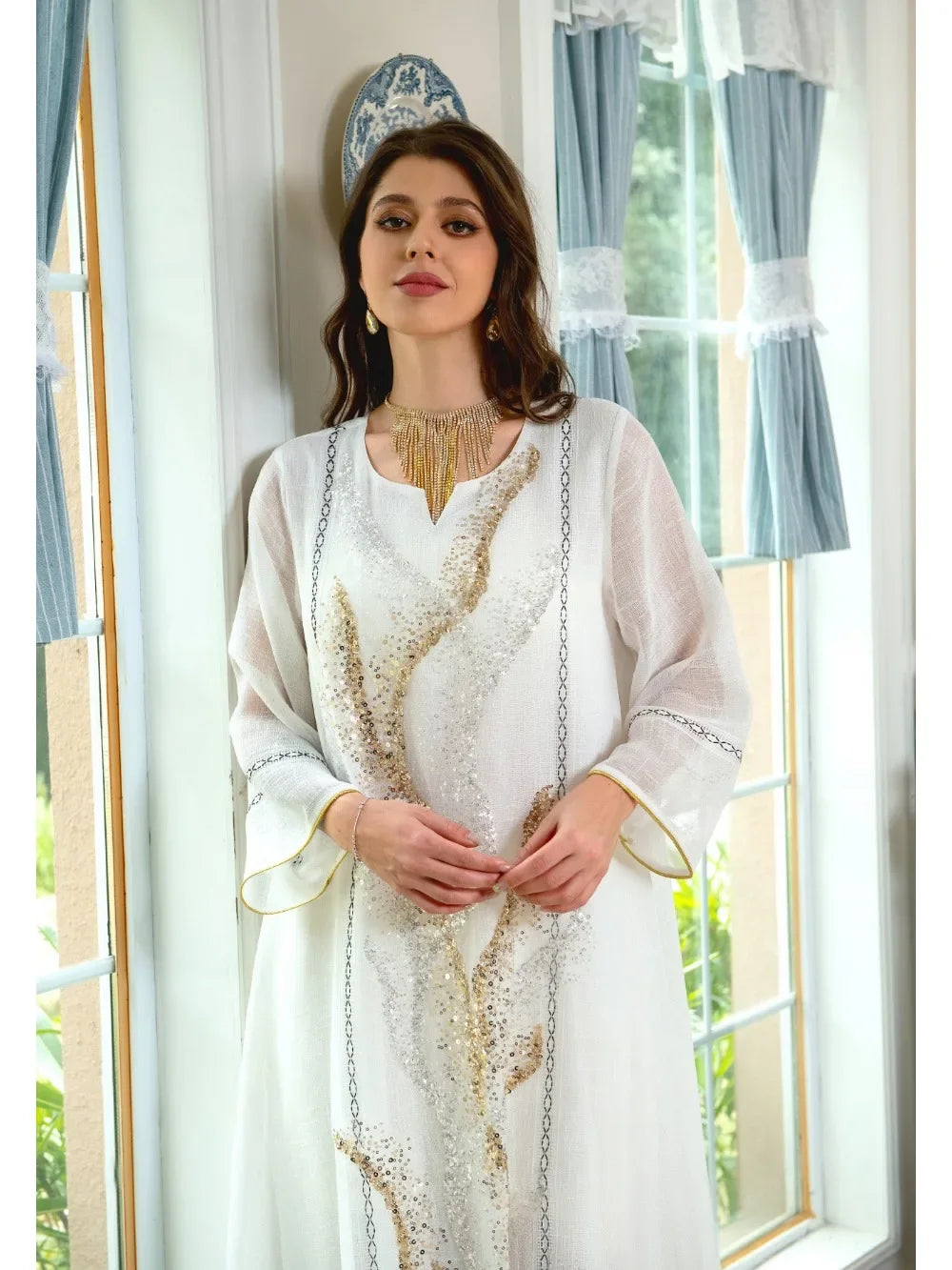 أناقة التراث: جلابية وردية بتفاصيل فاخرة