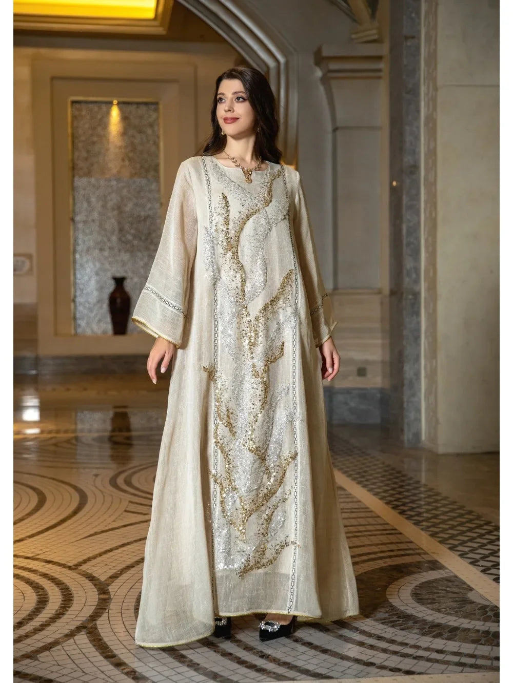 أناقة التراث: جلابية وردية بتفاصيل فاخرة