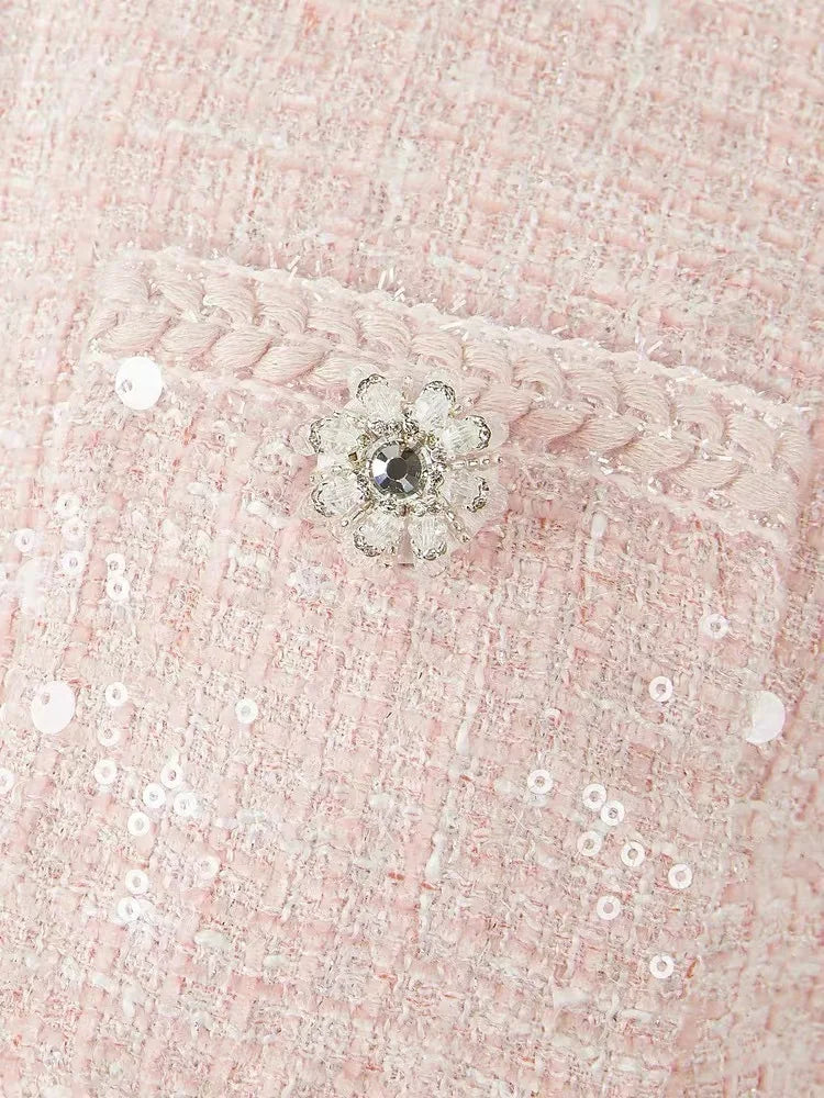 طقم أنيق باللون الوردي المطوي