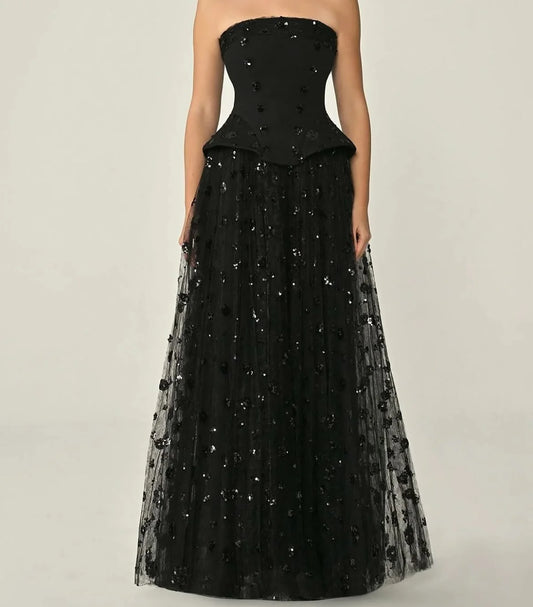 فستان سهرة أسود فاخر بكورسيه ملكي وتطريز لامع