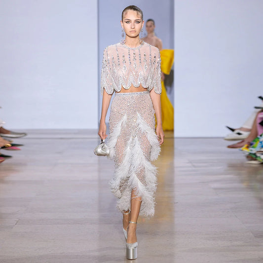 فستان سهره وردي بتطريز فاخر وريش أنيق بتصميم قطعتين