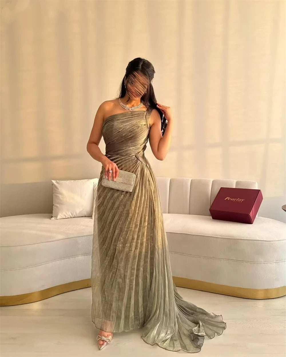 فستان سهرة ذهبي أنيق بلمعة فاخرة وتصميم جذاب