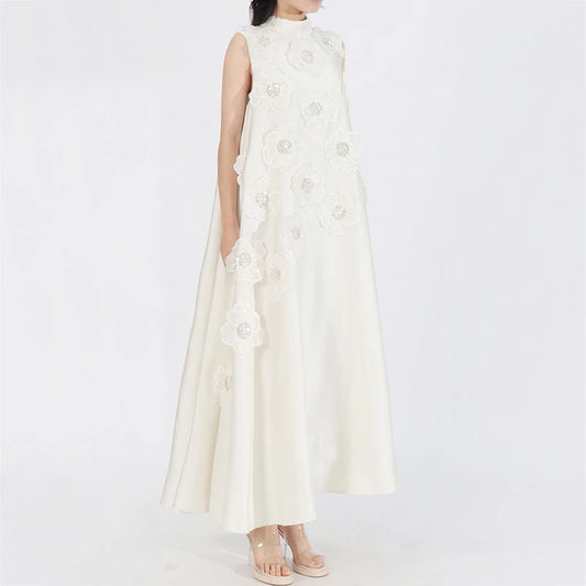 فستان أنيق من الدانتيل وجمال بسيط