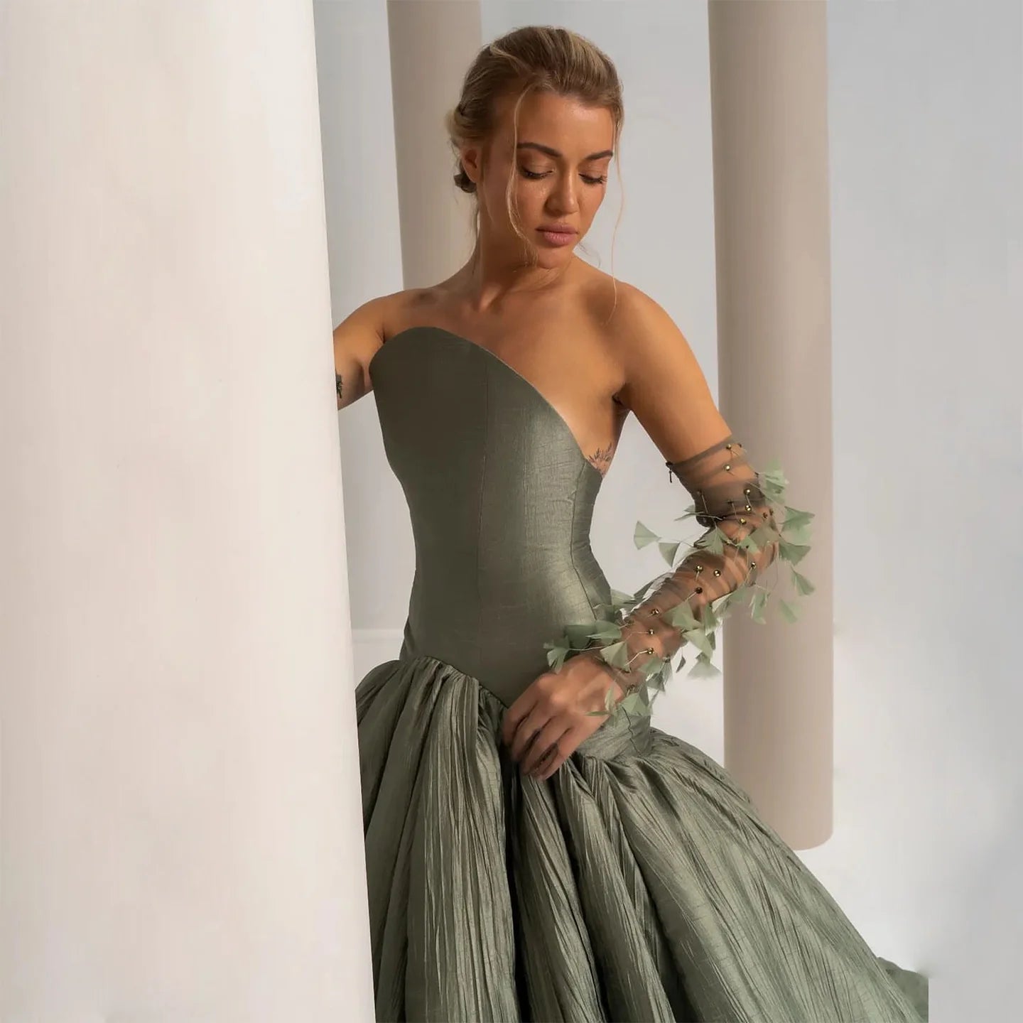 فستان سهرة أيقوني بلون الزيتون