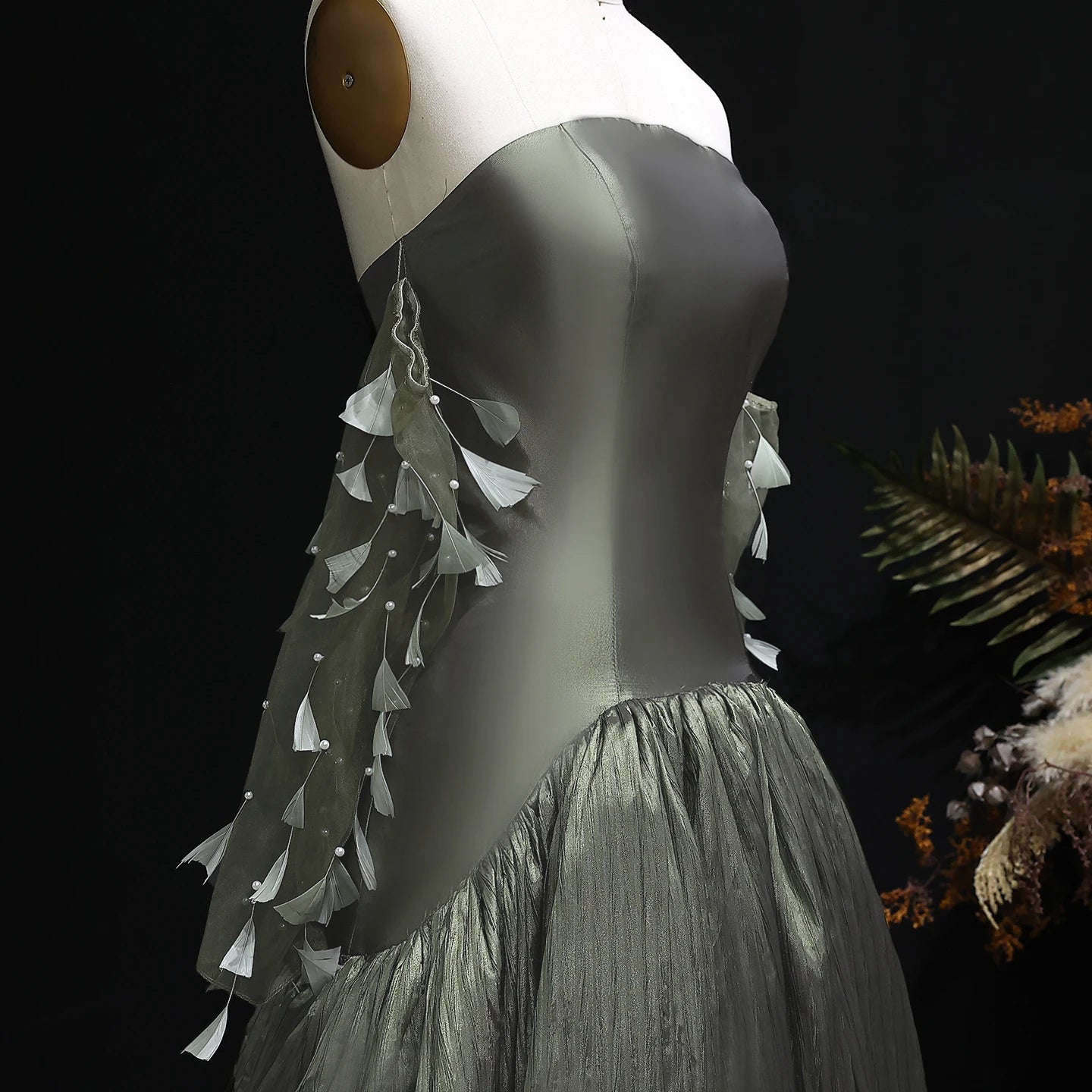 فستان سهرة أيقوني بلون الزيتون