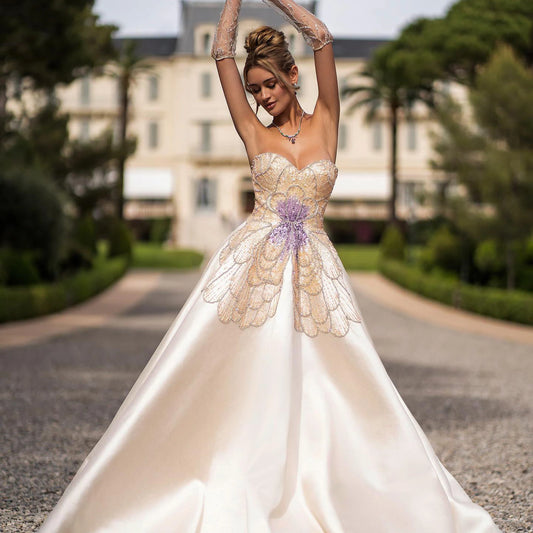 فستان المَلكة بأجنحة اللؤلؤ