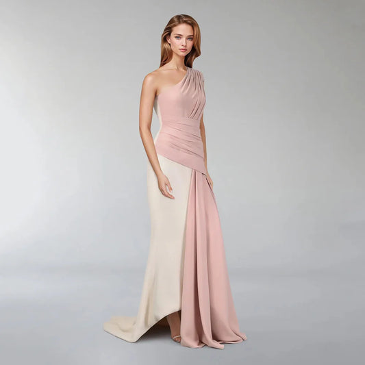 بدلة جلدية واحدة ودرجات لونية ناعمة